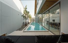 Двухэтажная вилла с большим бассейном, террасой и садом, рядом с гольф-клубами и пляжем, Пасак, Пхукет, Таиланд за 740 000 €