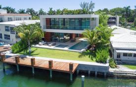 Современная вилла с задним двором, бассейном, зоной отдыха, террасой и гаражом, Майами-Бич, США за $12 500 000