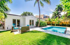 Уютная вилла с задним двором, бассейном, гаражом и террасой, Майами-Бич, США за 1 482 000 €