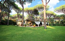 Уютная вилла в закрытой резиденции с круглосуточной охраной и сосновым парком, в 600 метрах от пляжа, Роккамаре, Италия за 9 800 € в неделю