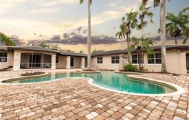 Просторная вилла с задним двором, бассейном, зоной отдыха и тремя гаражами, Майами, США за 1 553 000 €