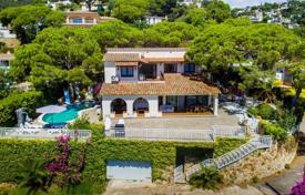 Вилла с видом на море, садом, бассейном и гаражом, 500 метров до пляжа, Тосса‑де-Мар, Жирона, Испания за 2 750 € в неделю