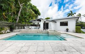 Полностью отремонтированная современная вилла с патио, бассейном, парковкой и террасой, Майами-Бич, США за $2 500 000
