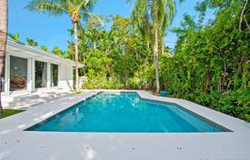 Уютная вилла с задним двором, бассейном, зоной отдыха, садом и парковкой, Майами-Бич, США за $2 389 000