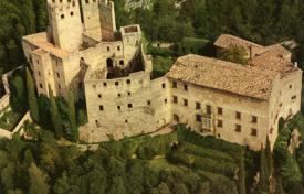 Исторический замок 16-го века с садом и видом на озеро Гарда и горы, Италия за 5 000 000 €