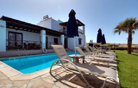 Красивая вилла с бассейном на первой линии у моря, Кисонерга, Кипр за 1 500 € в неделю