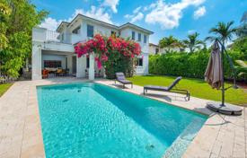 Уютная вилла с задним двором, бассейном, террасой и гаражом, Корал Гейблс, США за $1 690 000