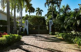 Просторная вилла с садом, задним двором, бассейном, зоной отдыха, террасами и гаражом, Майами, США за $1 694 000
