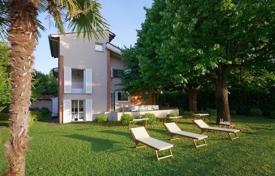 Вилла с садом и бассейном недалеко от пляжа, Марина-ди-Пьетрасанта, Италия за 6 500 € в неделю