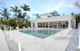 Комфортабельная вилла с бассейном, пристанью, террасой и видом на залив, Майами-Бич, США за $2 990 000