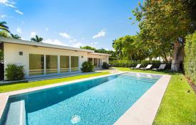 Уютная вилла с задним двором, бассейном и зоной отдыха, Майами, США за $2 000 000
