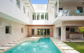 Современная вилла с задним двором, бассейном, террасой и гаражом, Бал-Харбор, США за $4 950 000