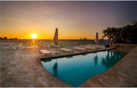 Уютная вилла с патио, бассейном, спа-салоном, гаражом, террасой и видом на океан, Майами-Бич, США за 5 054 000 €