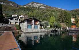 Двухуровневая вилла с панорамным видом на озеро Комо и горы в Оссуччо, Ломбардия, Италия за 8 500 € в неделю