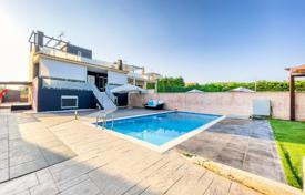 Трёхэтажный дом с бассейном и панорамным видом на море в Лутраках, Пелопоннес, Греция за 280 000 €