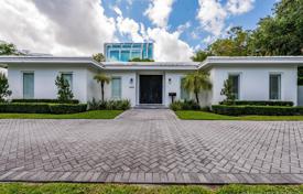 Полностью реконструированная вилла с участком, бассейном и террасой, Майами, США за $2 600 000