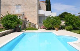 Трехэтажный дом с бассейном и садом в 500 метрах от моря, Затон, Хорватия за 900 000 €