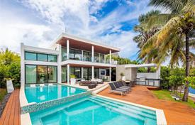Современная вилла с задним двором, бассейном, зоной отдыха, террасой и гаражами, Майами-Бич, США за $8 000 000