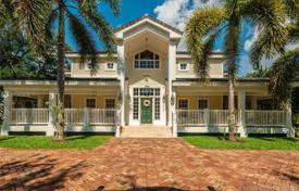 Просторная вилла с задним двором, бассейном, террасами и парковочным местом, Майами, США за $2 390 000