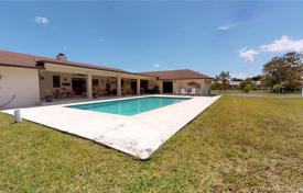 Просторная вилла с большим участком, бассейном, парковкой и террасой, Майами, США за 1 940 000 €