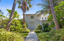 Уютная вилла с садом, задним двором, бассейном, летней кухней, зоной отдыха, террасой и гаражом, Майами-Бич, США за $4 900 000