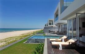 Элитная вилла с бассейном и просторным участком на первой линии от пляжа, Дананг, Вьетнам за 3 732 000 €