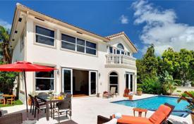 Роскошная вилла с задним двором, бассейном, садом, террасой и гаражом, Форт-Лодердейл, США за $1 925 000