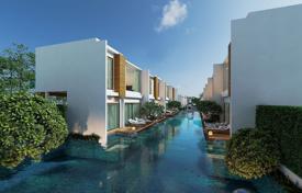 Меблированный двухуровневый таунхаус в новом комплексе, Паттайя, Чонбури, Таиланд за $227 000