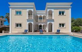 Современная вилла с бассейном в 200 метрах от моря, Коралловый залив, Кипр за 5 200 € в неделю
