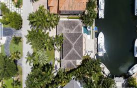Просторная вилла с задним двором, бассейном, зоной отдыха, террасой и гаражом, Корал Гейблс, США за $2 495 000