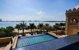 Трехкомнатные апартаменты в террасой в резиденции с бассейнами, ресторанами и собственным пляжем, Пальма Джумейра, Дубай, ОАЭ за 2 600 € в неделю