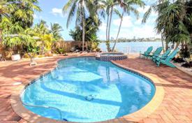 Уютная вилла с задним двором, бассейном, летней кухней и зоной отдыха, Майами-Бич, США за $2 300 000