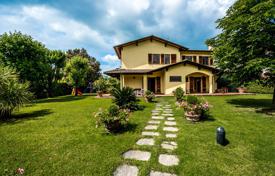 Двухэтажная вилла с садом в центре Форте-дей-Марми, Тоскана, Италия за 1 950 000 €