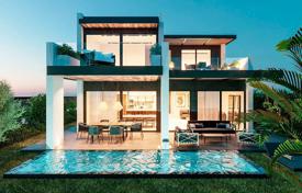 Современная дизайнерская вилла с бассейном, садом и цокольным этажом рядом с полем для гольфа в Эстепоне за 1 650 000 €
