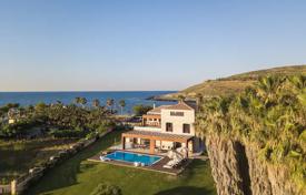 Просторная вилла с бассейном и садом на первой линии у моря, Ретимно, Греция за $25 500 в неделю