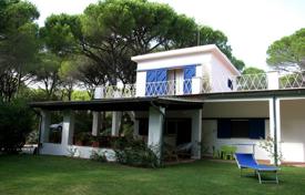 Вилла с садом и парковкой в 50 метрах от пляжа, Кастильоне-делла-Пеская, Италия за 4 000 € в неделю