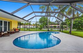 Уютная вилла с задним двором, бассейном и зоной отдыха, Майами, США за $949 000