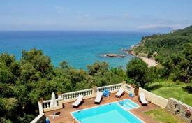 Вилла в традиционном стиле с бассейном, садом и видом на море, прямо на пляже, Парамонас, Корфу, Греция за 2 700 € в неделю
