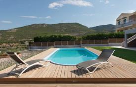 Комфортабельная вилла на холме с бассейном, садом и панорамным видом на озеро, Лутраки, Греция за 2 900 € в неделю