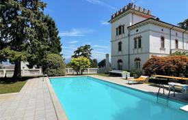 Историческая вилла с бассейном и большим садом рядом с озером в Дезенцано-дель-Гарда, Ломбардия, Италия за 4 300 000 €