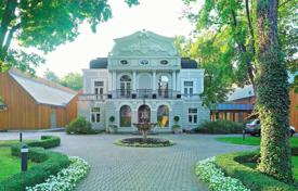 Предлагаем в аренду одну из самых престижных вилл в Латвии, расположенную на курорте Юрмала. Цена по запросу