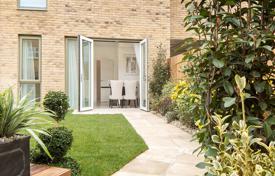 Новый трехэтажный дом с садом и двумя парковочными местами в резиденции с парком, недалеко от центра Лондона, Великобритания за £894 000