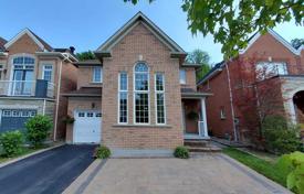 Дом в городе в Скарборо, Торонто, Онтарио,  Канада за C$1 045 000