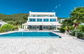 Меблированная вилла с бассейном и садом в 300 метрах от пляжа, Дженовичи, Черногория за 1 900 000 €