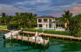 Роскошная вилла с задним двором, бассейном, террасой и парковочным местом, Майами-Бич, США за $3 795 000