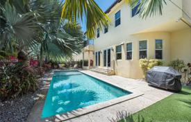 Комфортабельная вилла с участком, бассейном, гаражом и балконом, Майами-Бич, США за $2 450 000