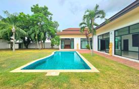 Дом с 3 спальнями и бассейном в поселке в Восточной Паттайе за $324 000