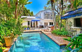 Просторная вилла с задним двором, бассейном и зоной отдыха, террасой, двумя гаражами и садом, Корал Гейблс, США за 1 393 000 €