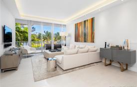 Комфортабельные апартаменты с лифтом и террасой в здании с бассейном и фитнес-центром, Майами-Бич, США за $1 990 000