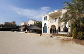 Стильная вилла с террасой, бассейном, видом на море и частным пляжем, недалеко от поля для гольфа, Пальма Джумейра, Дубай, ОАЭ. Цена по запросу